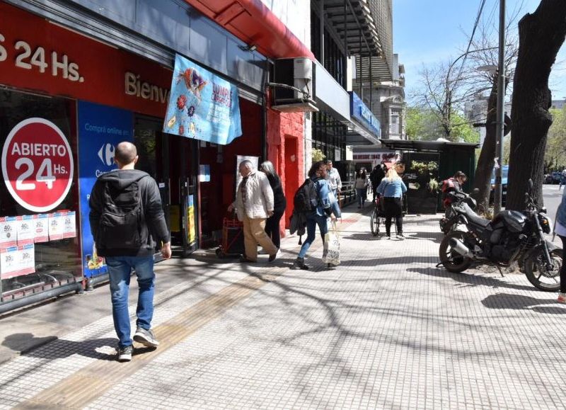 la Municipalidad de La Plata llevó adelante este viernes un amplio operativo logrando evitar la instalación de los puestos irregulares en el microcentro platense.