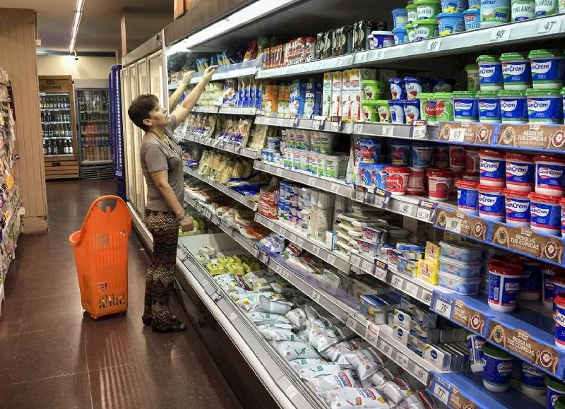 El consumo en supermercados y autoservicios se desplomó un 12,5% interanual en junio, con una caída más acentuada en el interior del país, según un estudio de la consultora Scentia.