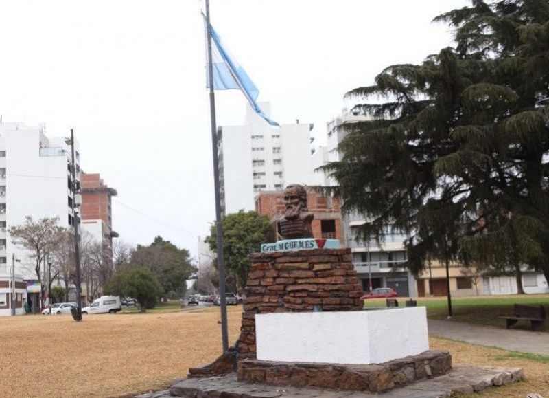 La obra que homenajea al militar y político protagonista de la Guerra de la Independencia argentina está ubicada en la plaza que lleva su nombre en avenida 19 y 38.