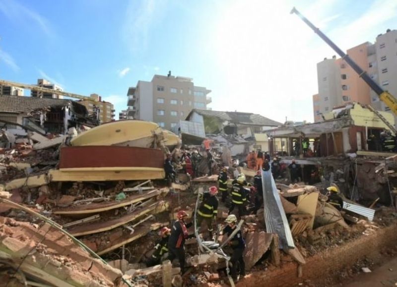 A más de seis días del derrumbe del Hotel Dubrovnik en Villa Gesell, los rescatistas continúan buscando a cinco desaparecidos entre los escombros.