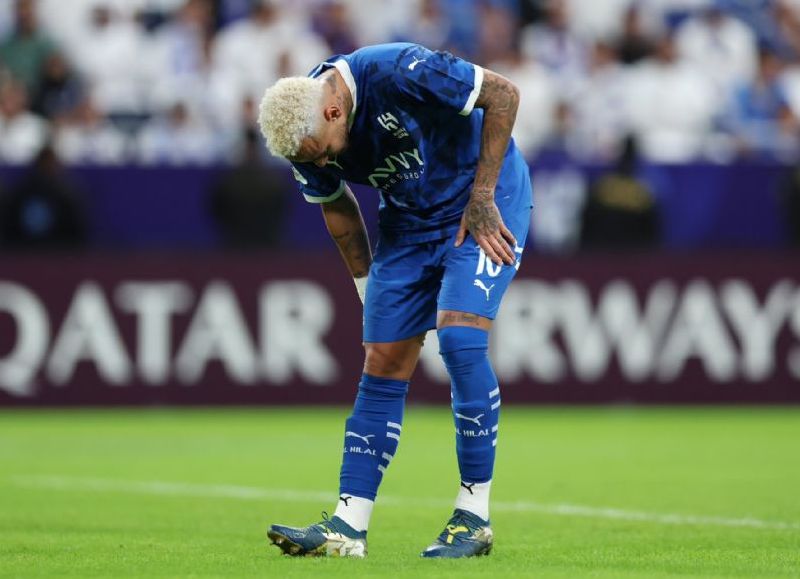 En su segundo partido tras más de un año lesionado, Neymar tuvo que abandonar el campo por molestias en su pierna derecha durante la victoria 3-0 de Al Hilal sobre Esteghlal.