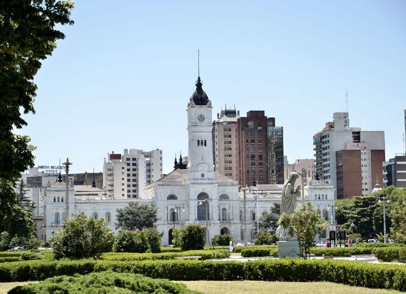 La Municipalidad de La Plata dispuso hoy otorgar un aumento salarial del 12% a los empleados municipales. El mismo se efectivizará el 6% con los sueldos de octubre, más el 6% con los de noviembre.