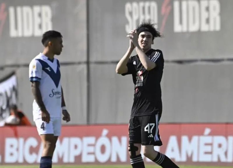 En el duelo entre el Malevo y el líder de la Liga Profesional, el técnico Cristian Fabbiani puso desde el arranque al youtuber, quien salió antes del minuto de juego y no la tocó.