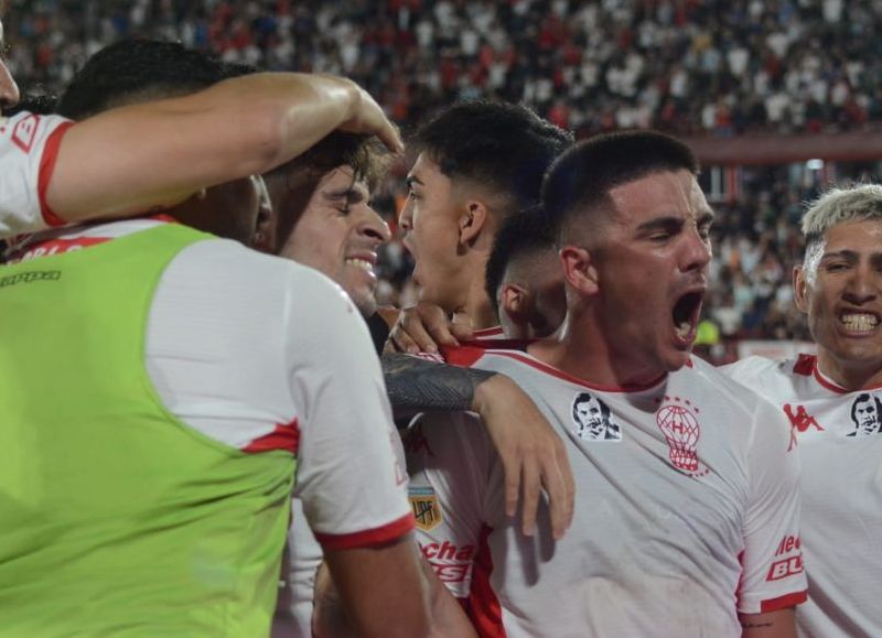 En Parque Patricios, el Globo se complicaba con el Rojo pero logró un trabajoso triunfo por 1-0 con gol de Mazzanti para alcanzar nuevamente a Vélez con un partido más.