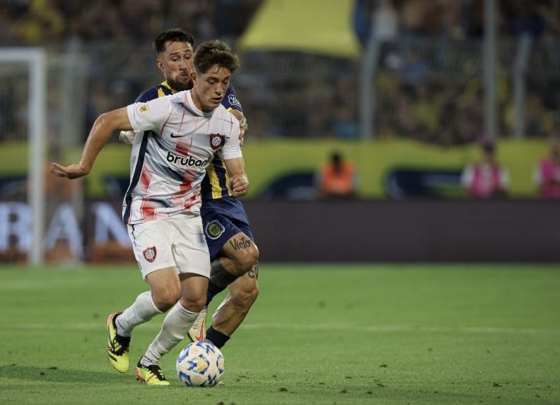 En el regreso de Miguelo, el Cuervo superó por 1-0 al Canalla con un golazo de otro partido de Nahuel Bustos, por la fecha 22 de la Liga Profesional.