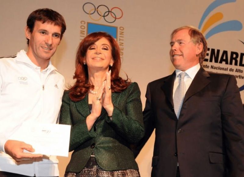 Un atleta olímpico, la presidente (en ese entonces) Cristina Fernández de Kirchner y el (¿ex?) filokirchnerista Gerardo Werthein (con más pelo).