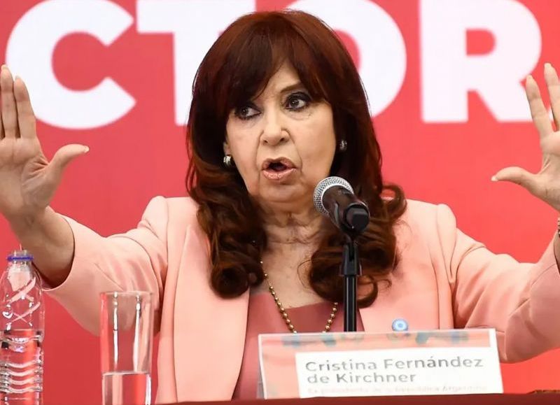 Tras la ratificación de su condena por corrupción, Cristina Kirchner calificó el fallo como un acto de discriminación de género, cuestionando a la Justicia y rechazando los cargos ante cientos de militantes en Moreno y el Instituto Patria.