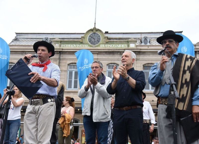 El evento reafirmó la conexión de la comunidad platense con sus tradiciones. Hubo espectáculos culturales para toda la familia.