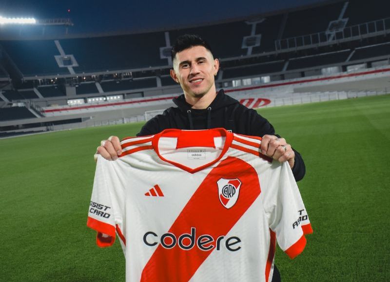 El delantero paraguayo, Adam Bareiro, se une a River Plate tras un acuerdo con San Lorenzo por 4.5 millones de dólares. El jugador firma hasta diciembre de 2027, convirtiéndose en el quinto refuerzo del equipo de Martín Demichelis.