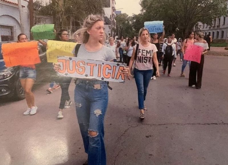 Anna Paula Curi, de 22 años, lleva una década esperando justicia tras denunciar a su padre y a su tío por abuso sexual.