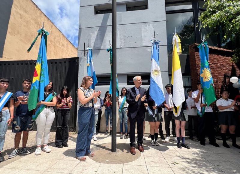 Hubo desfile, muestra de arte, exposición de poesía, música de la banda de la Policía Bonaerense y corte de torta. Las actividades continuarán mañana.