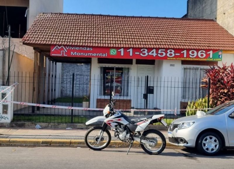 Un policía de la Ciudad disparó y mató a un motochorro de 17 años en un intento de asalto. El cómplice se fugó y es intensamente buscado.