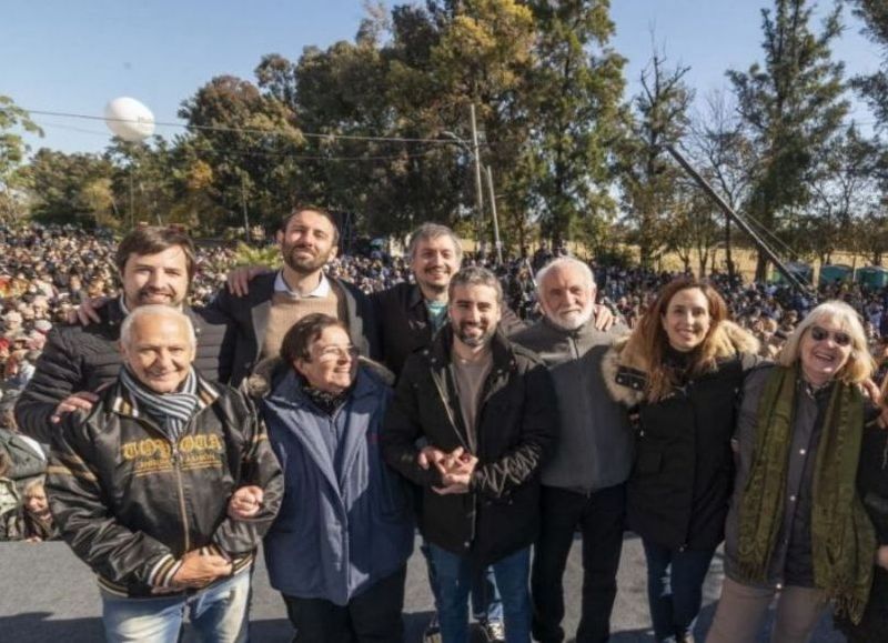 Damián Selci, Martín Rodríguez y Máximo Kirchner en el anuncio de la construcción del Hospital PAMI en Hurlingham, una promesa para los jubilados que nunca se concretó.