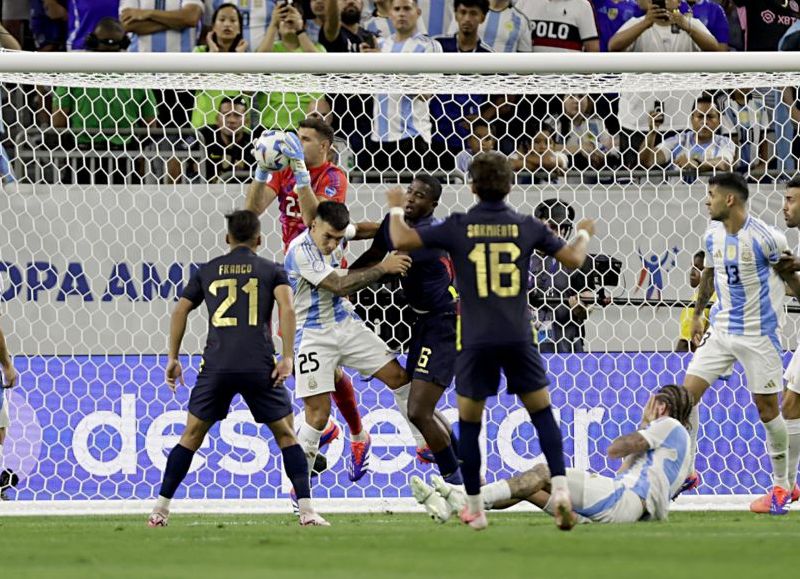 La Albiceleste ganaba trabajosamente con gol de Lisandro Martínez, pero la Tri, que desperdició un penal al palo de Valencia, lo igualó en el descuento con Kevin Rodríguez.